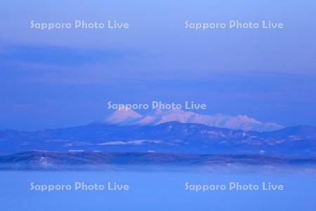 釧路湿原の朝霧と雌阿寒岳