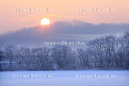 雪原の朝霧と日の出