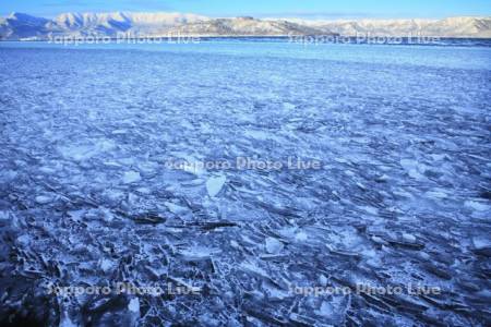 屈斜路湖と割れ氷