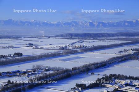 十勝平野と日高山脈　国道241号線空撮