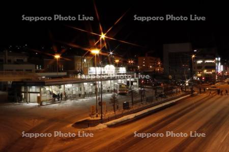 夜の小樽駅と国道5号線