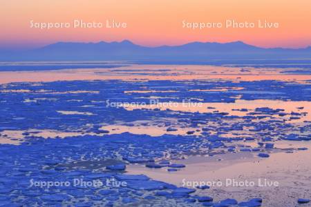 知床連山と流氷