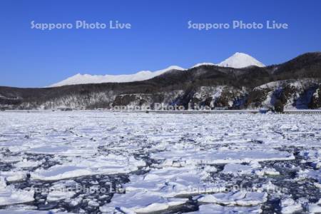 流氷のウトロ港と知床連山