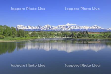 水沢ダムと十勝岳連峰