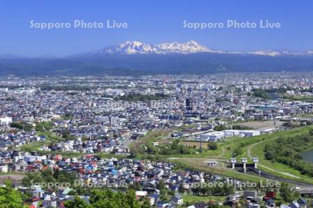 旭川市街地と大雪山遠望