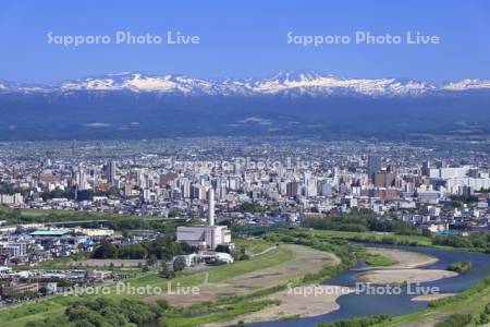 旭川市街地石狩川と大雪山遠望