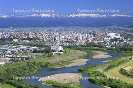旭川市街地石狩川と大雪山遠望
