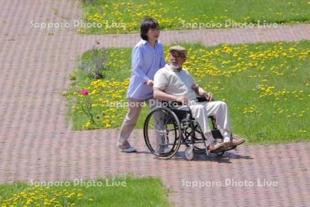 シニア男性と介護士