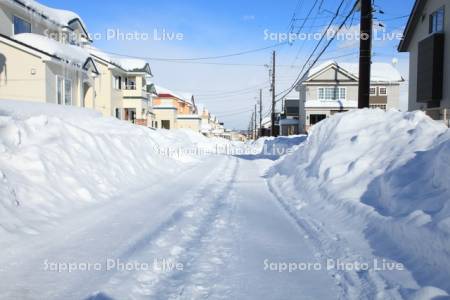 積雪した住宅地