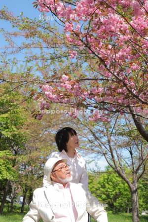 シニア男性と介護士