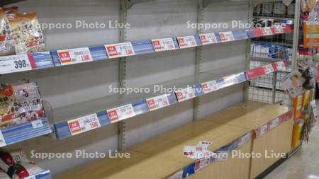 東日本大震災の影響でお米の売り切れた棚
