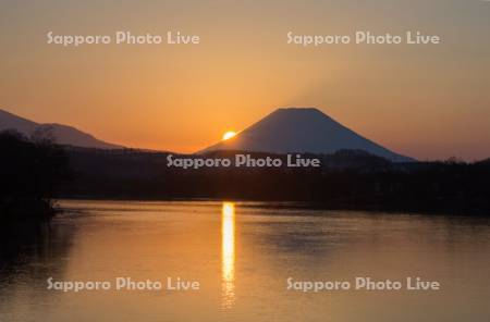 尻別川の朝日と羊蹄山