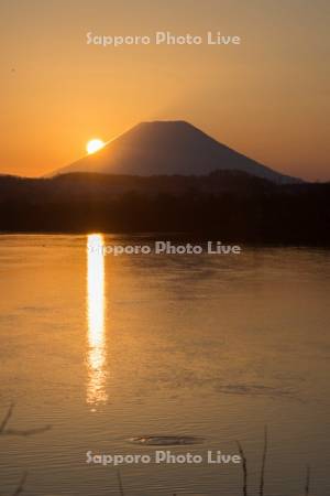 尻別川の朝日と羊蹄山