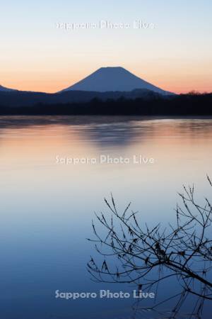 尻別川黎明と羊蹄山