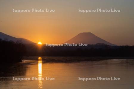 尻別川の朝日