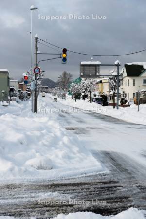 冬の交差点　縦型信号機