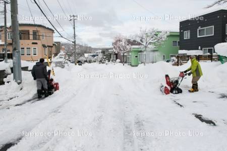 冬の住宅街　除雪機