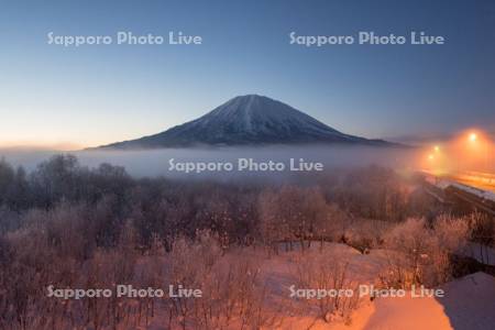 霧の富士見橋と羊蹄山