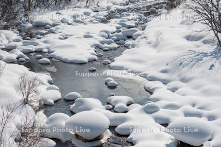尻別川の雪の造形