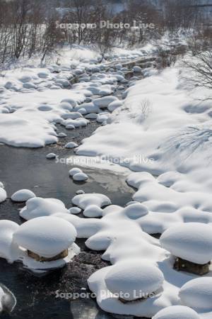 尻別川の雪の造形