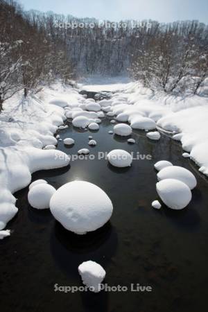 尻別川の雪の造形