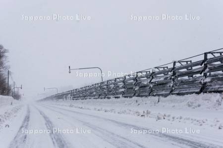 冬道　防雪柵と固定式視線誘導柱