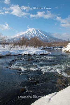 羊蹄山と尻別川