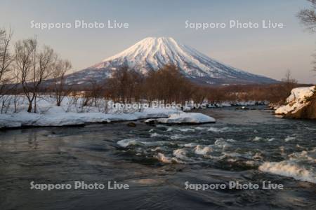 羊蹄山と尻別川