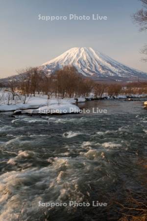 羊蹄山と尻別川