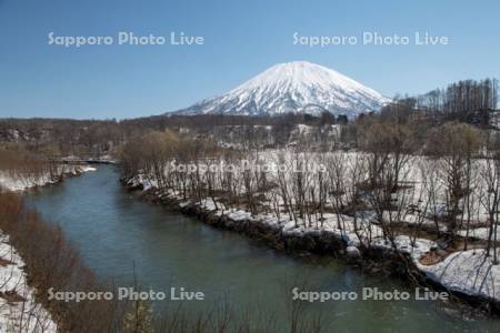 羊蹄山と尻別川