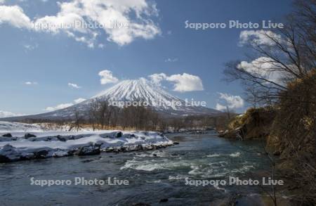 雪解けの尻別川と羊蹄山