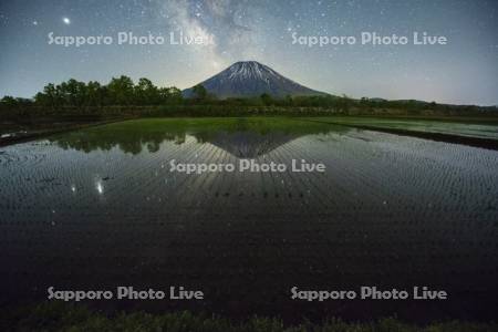 天の川と羊蹄山と水田