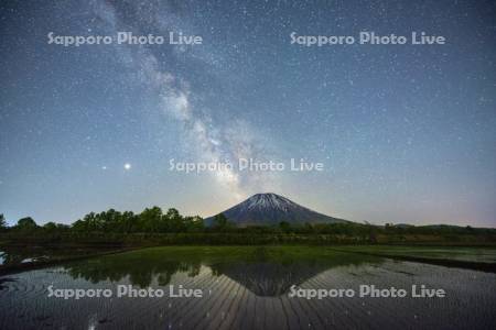 天の川と羊蹄山と水田