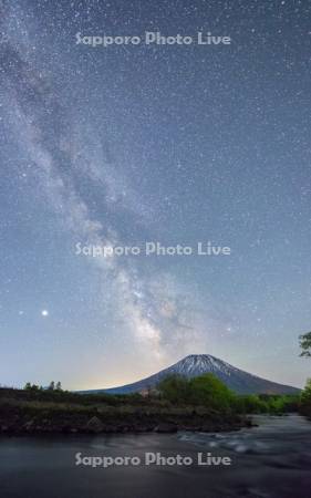 天の川と羊蹄山と尻別川