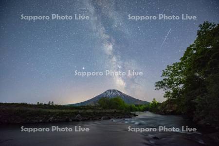 天の川と羊蹄山と尻別川