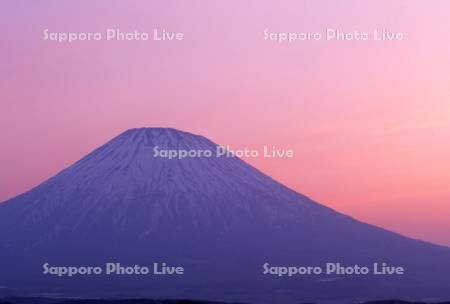 夕焼けの羊蹄山