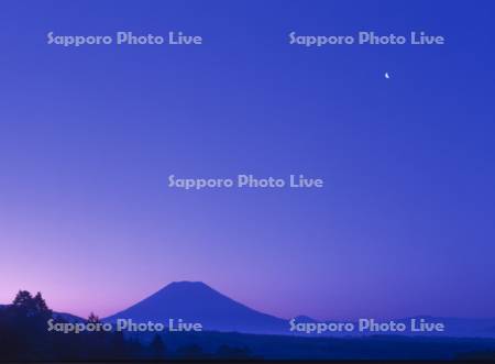 夜明けの羊蹄山と月