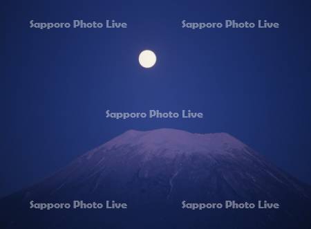 満月と羊蹄山