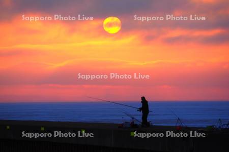 サロマ湖の夕陽と釣り人