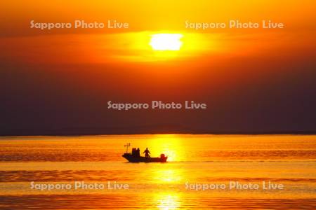 サロマ湖の夕陽と船