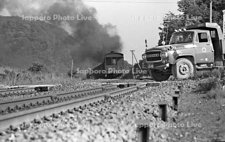 石炭列車とトラック