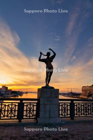 幣舞橋　夏の像と夕日