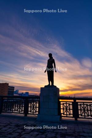 幣舞橋　春の像と夕日