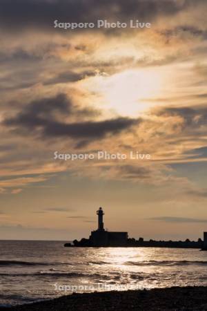 厚田港西防波堤灯台と夕陽
