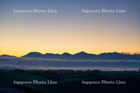 明け方の十勝岳連峰