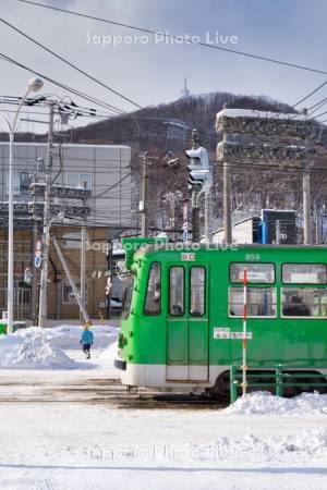 札幌市電と藻岩山