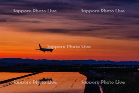 夕焼けと飛行機　旭川空港