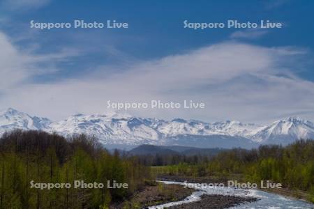 美瑛川と十勝岳連峰