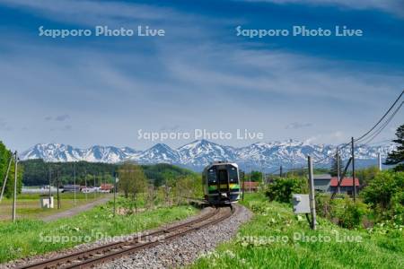 普通列車と十勝岳連峰