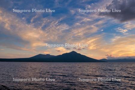 支笏湖と風不死岳と樽前山